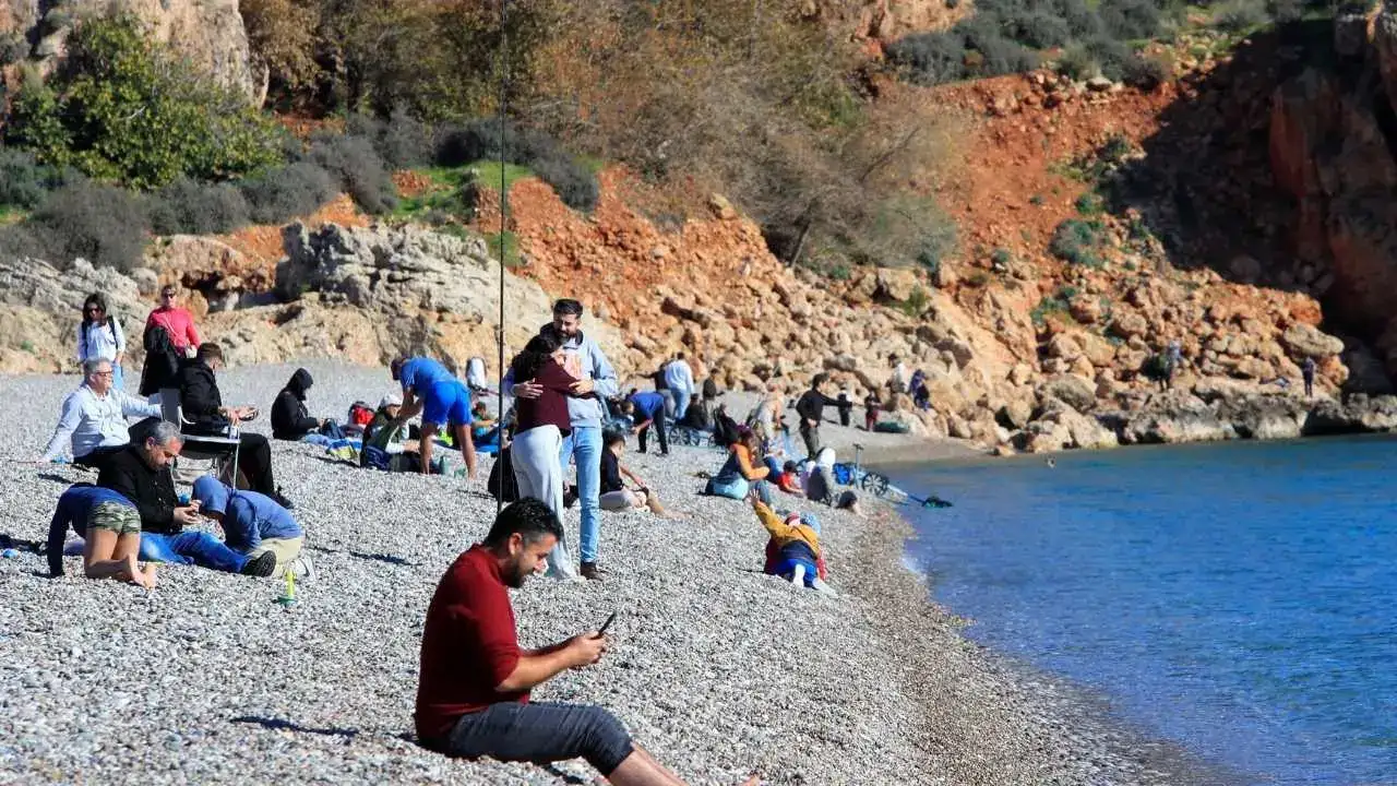 Türkiye Donuyor, Antalya Yüzüyor: Kışa Meydan Okuyan Manzara! 4